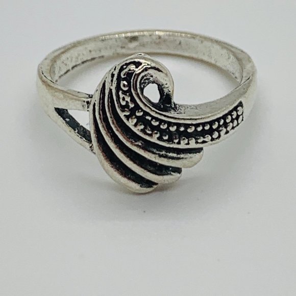 Set of 4 Costume Silver-Toned Rings - Picture 3 of 7